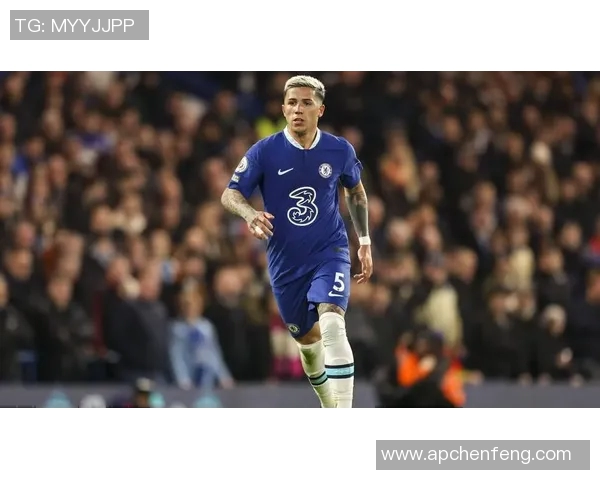 足球球星身型女孩子塑造力量与优雅的完美结合，展现自信与运动之美